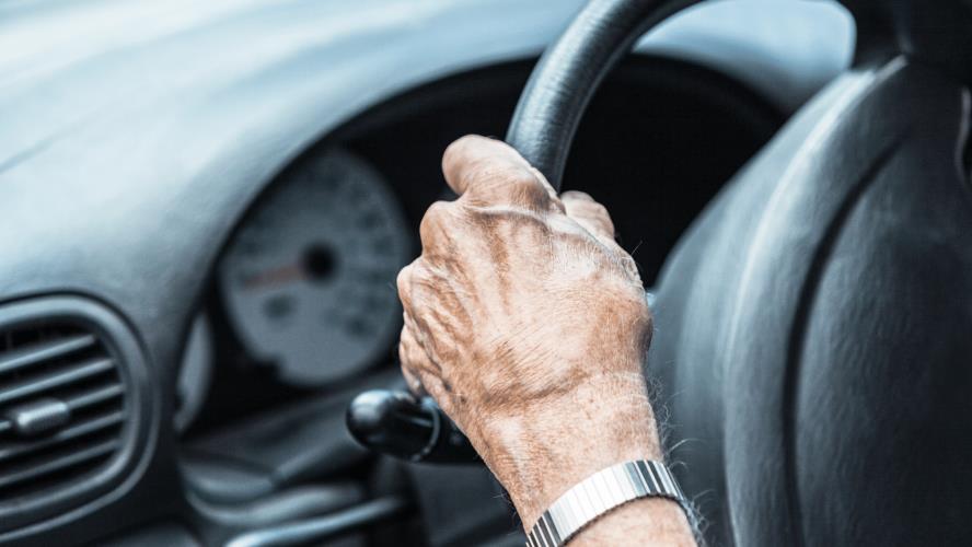 Υπέρογκα τα ασφάλιστρα για τους οδηγούς άνω των 70 ετών-Δύο προτάσεις νόμου από Ατταλίδου