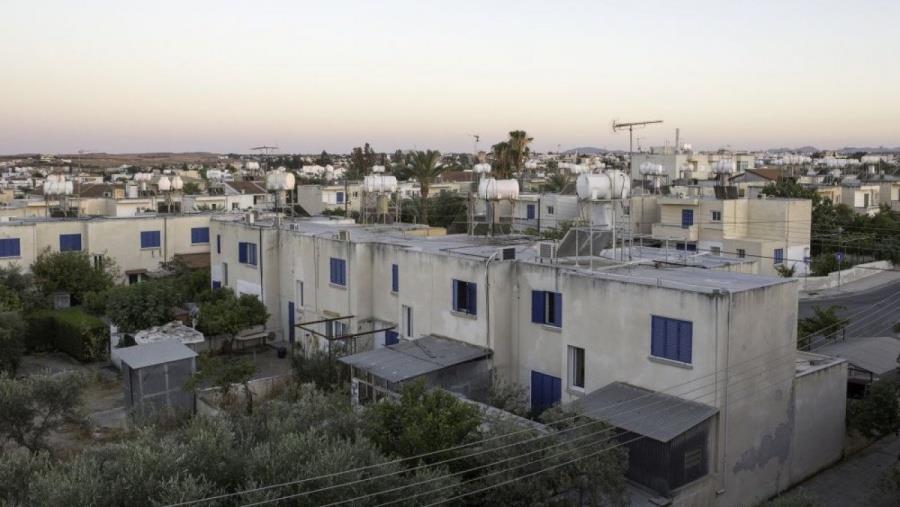 Τοποθετούνται πιλοτικά ειδικές καρέκλες σε κλιμακοστάσια προσφυγικών πολυκατοικιών για άτομα με κινητικά προβλήματα