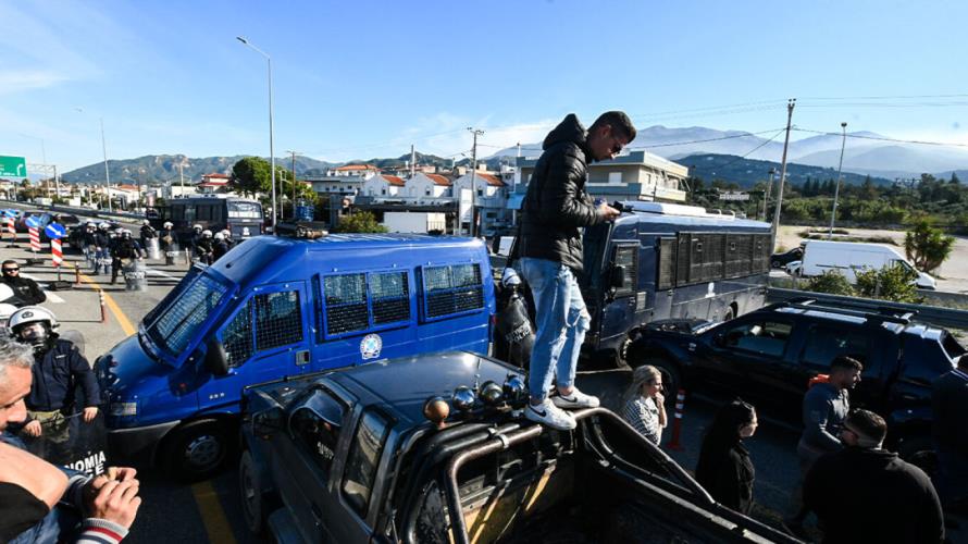 Ξύλο με μαγκούρες και χημικά μεταξύ αγροτών και αστυνομικών στο μπλόκο του Ρίου-Αντιρρίου (vids&pics)