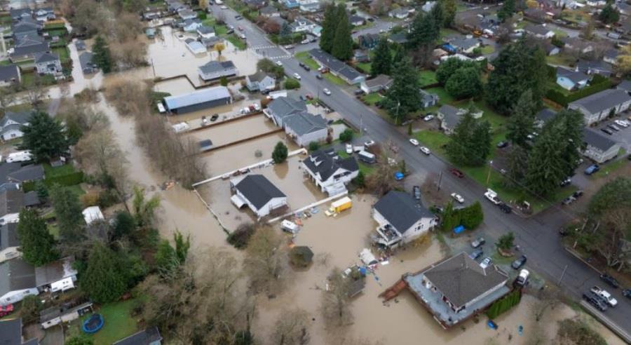 Καταστροφικές πλημμύρες βουλιάζουν την Ουάσινγκτον-Ολόκληρες περιοχές βρίσκονται κάτω από το νερό (vids&pics)