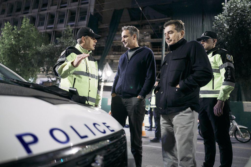 Επισκέφθηκε μπλόκο για αλκοτέστ μαζί με τον Χρυσοχοΐδη o Μητσοτάκης-«Εδώ στην κυριολεξία σώζουμε ζωές»