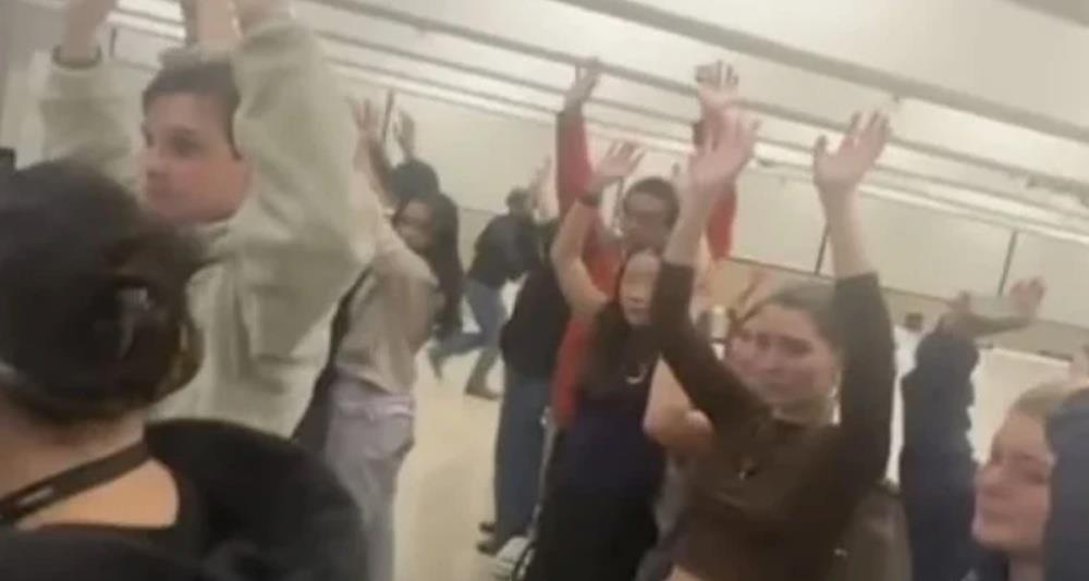 Οι στιγμές τρόμου στο Πανεπιστήμιο Brown μετά τους πυροβολισμούς-Αστυνομικοί απομάκρυναν φοιτητές που είχαν κρυφτεί