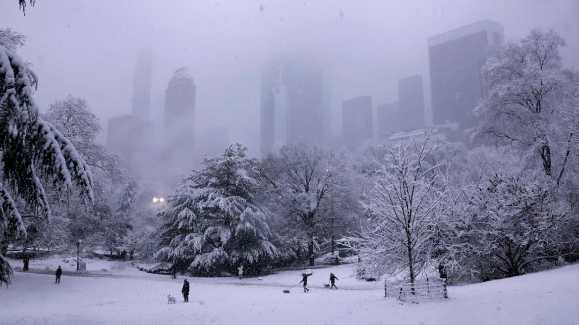 Μαγευτικές εικόνες από τη χιονισμένη Νέα Υόρκη, στα λευκά και το Central Park με εκατοντάδες κόσμου