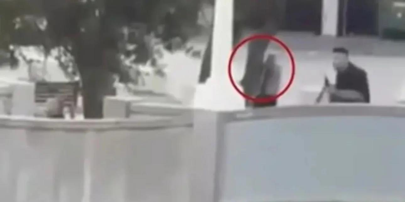 Η στιγμή που αστυνομικός εξουδετερώνει έναν από τους τρομοκράτες στο Σίδνεϊ-Τον πυροβόλησε από τα 30 μέτρα