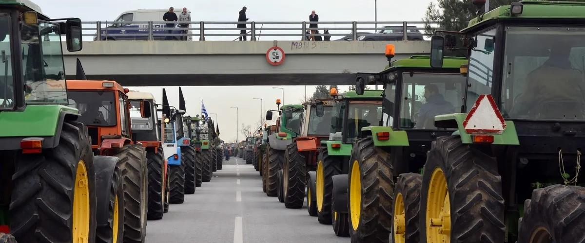 Στήνουν μπλόκα και οι Κύπριοι αγρότες-Με τρακτέρ έξω από το Σπίτι της Ευρώπης, φωνές για «ταφόπλακα» στον τομέα τους