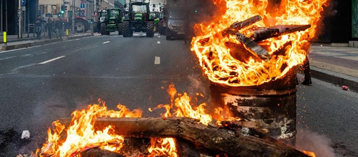 Επεισόδια και δακρυγόνα στη συγκέντρωση των αγροτών έξω από το κτήριο του Ευρωπαϊκού Κοινοβουλίου στις Βρυξέλλες