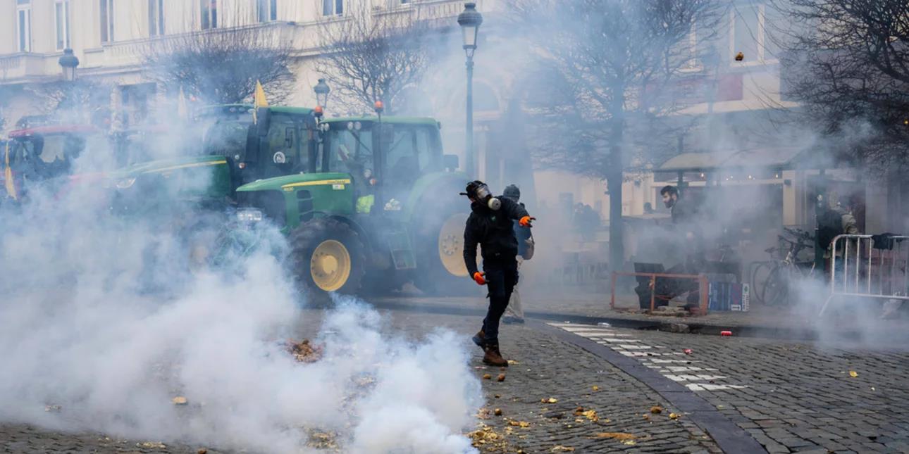 Εμπόλεμο το σκηνικό έξω από το Ευρωκοινοβούλιο στις Βρυξέλλες με επεισόδια και δακρυγόνα στη συγκέντρωση αγροτών (vids&pics)