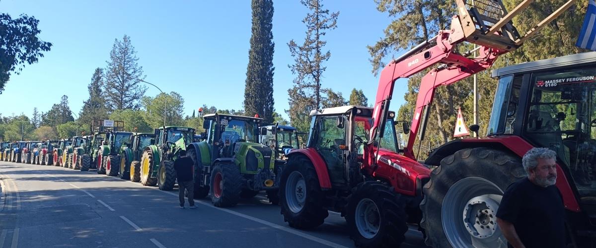 Δεκάδες τρακτέρ στην πορεία διαμαρτυρίας έξω από το Προεδρικό-Επέδωσαν υπόμνημα στον Γρηγορίου (vids&pics)