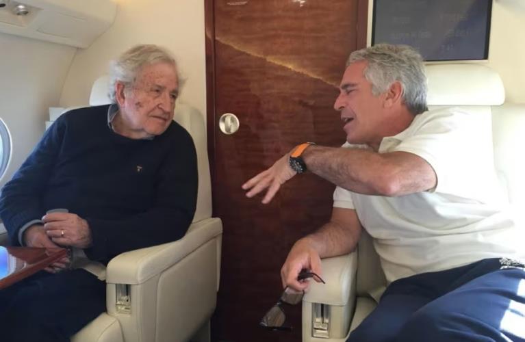 Νέες φωτογραφίες από το αρχείο του Έπσταϊν-Η παρέα με τον Τσόμσκι και το μήνυμα για την «αποστολή κοριτσιών»