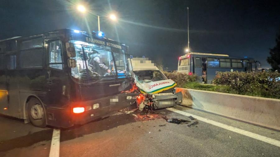 Σοβαρό ατύχημα στην Ελλάδα-Ασθενοφόρο προσέκρουσε σε κλούβα της Αστυνομίας