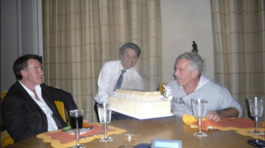 Στο φως χιλιάδες αρχεία για τον Έπσταϊν-Στη δημοσιότητα φωτογραφίες με Κλίντον, Μάικλ Τζάκσον και Μικ Τζάγκερ