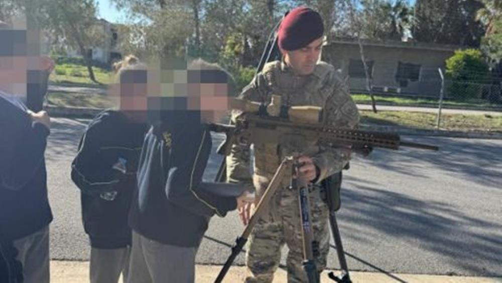 Αντιδράσεις στα κατεχόμενα για επίσκεψη και φωτογράφηση 11χρονων μαθητών σε στρατιωτική μονάδα (pics)