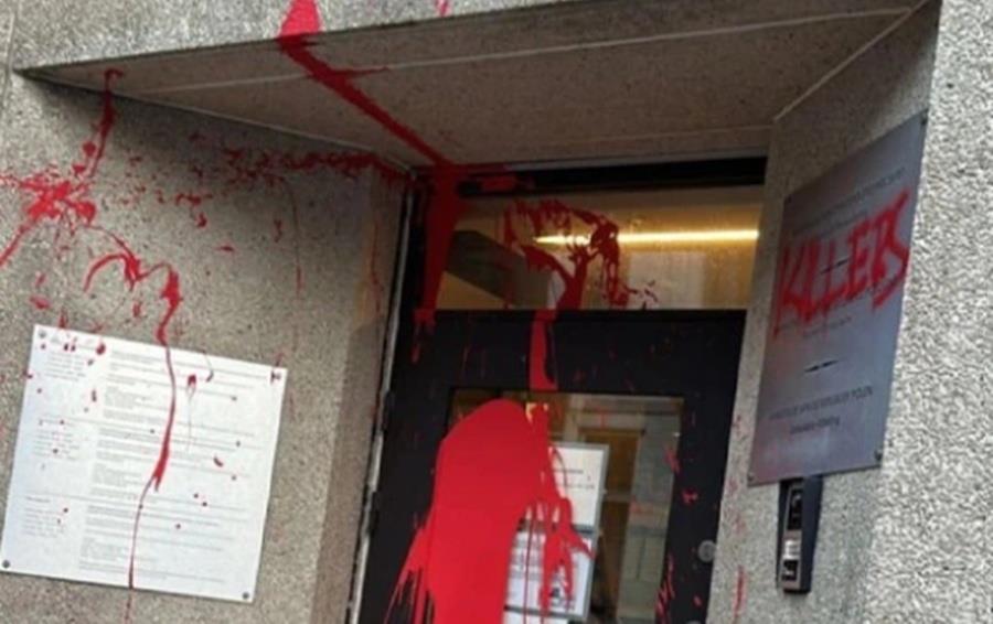 Έριξαν κόκκινη μπογιά στο προξενείο της Πολωνίας στις Βρυξέλλες και έγραψαν «δολοφόνοι» (pic)