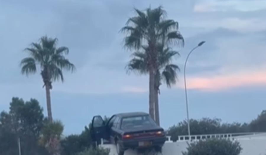 Όχημα καρφώθηκε σε περιτείχισμα στον αυτοκινητόδρομο