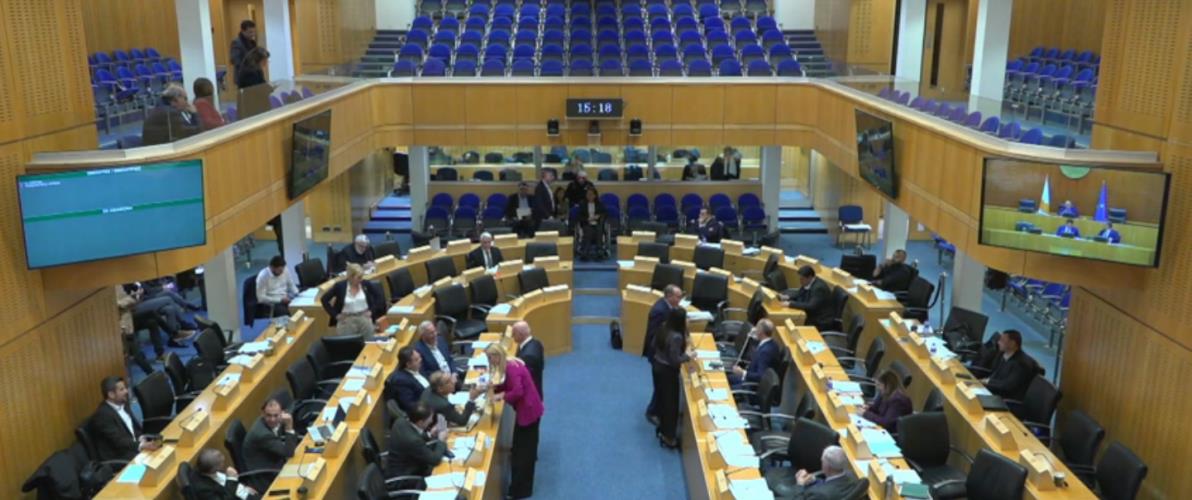 Έκλεισε τα αυτιά στις σειρήνες και τους εκβιασμούς η Βουλή-Ψήφισε το νέο σχέδιο αξιολόγησης των εκπαιδευτικών