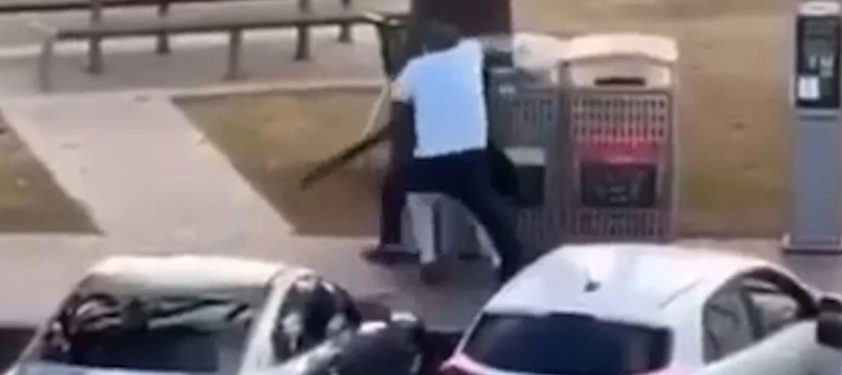 «Πήδηξα στην πλάτη του, τον χτύπησα και του είπα ρίξε το όπλο σου»-Ο ήρωας του Μπόνταϊ περιγράφει πώς αφόπλισε τον έναν από τους δράστες «Πήδηξα στην πλάτη του, τον χτύπησα και του είπα ρίξε το όπλο σου»-Ο ήρωας του Μπόνταϊ περιγράφει πώς αφόπλισε τον έναν από τους δράστες