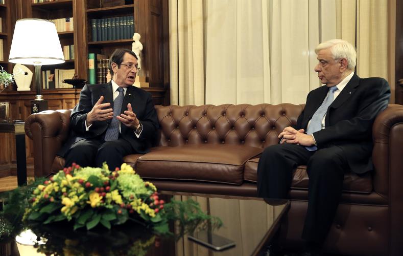 Ο Πρόεδρος της Δημοκρατίας Προκόπης Παυλόπουλος (Δ) συνομιλεί με τον Πρόεδρο της Κύπρου Νίκο Αναστασιάδη (Α) κατά τη συνάντησή τους στο Προεδρικό Μέγαρο, Αθήνα, την Τετάρτη 16 Νοεμβρίου 2016. ΑΠΕ-ΜΠΕ/ΑΠΕ-ΜΠΕ/ΣΥΜΕΛΑ ΠΑΝΤΖΑΡΤΖΗ