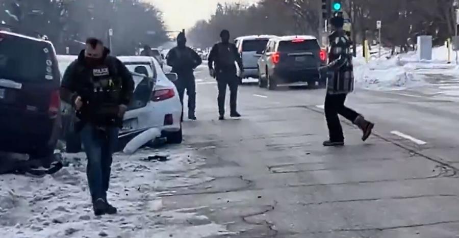 Ήρεμος κοιτώντας το κινητό του απομακρύνθηκε ο πράκτορας της ICE που πυροβόλησε εν ψυχρώ την 37χρονη στη Μινεάπολη