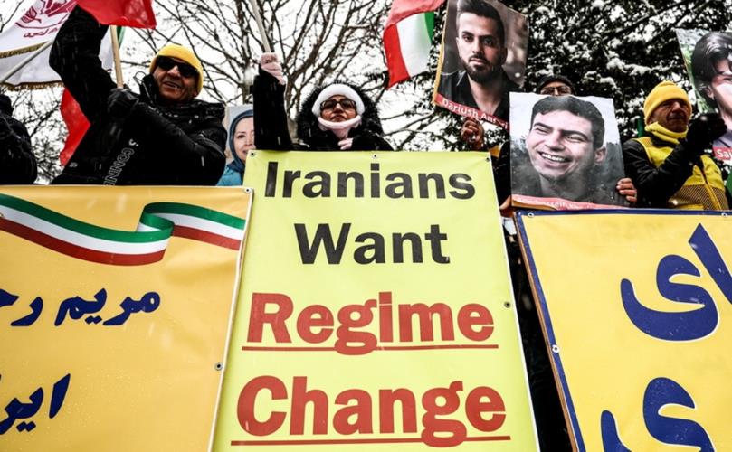 Δωδέκατη μέρα συγκρούσεων στο Ιράν-Πολίτης έριξε αυτοκίνητο πάνω σε αστυνομικούς, τουλάχιστον 45 νεκροί