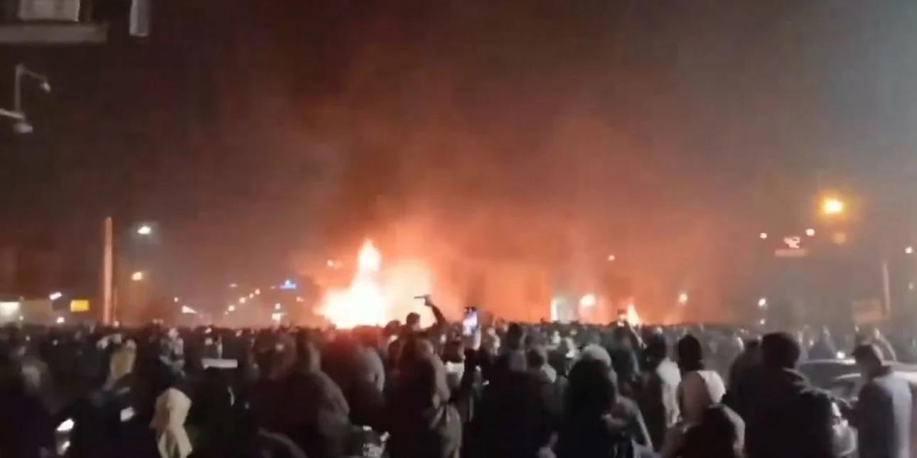 Νύχτα ταραχών στο Ιράν, κόπηκε η πρόσβαση στο Internet-Στους δρόμους οι διαδηλωτές, κατέλαβαν πόλεις και έκαψαν κυβερνητικά κτίρια