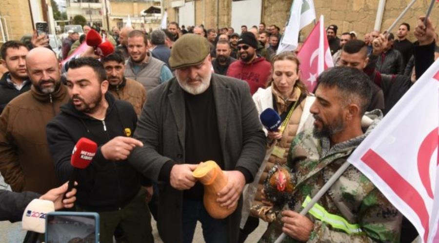 Πέταξαν αυγά στο «υπουργείο γεωργίας» οι κτηνοτρόφοι στα κατεχόμενα-Εισέβαλαν βίαια στο κτίριο και ζήτησαν παραίτηση της «κυβέρνησης»