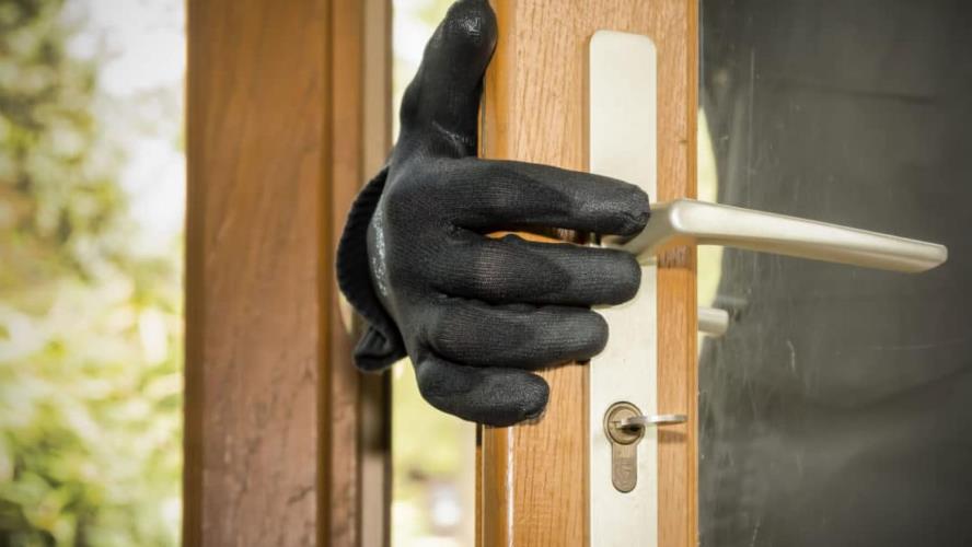 Χειροπέδες σε 27χρονο καταζητούμενο για κλοπές από λογιστικό γραφείο και οικία-Πλήρωσε τον καφέ του με κλεμμένη πιστωτική