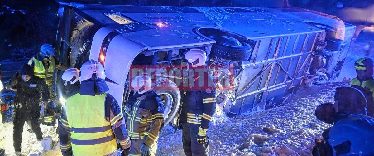 Ανατράπηκε το λεωφορείο που μετέφερε την Εθνική Κύπρου Χάντμπολ στην Εσθονία-Βίντεο από την επιχείρηση απεγκλωβισμού