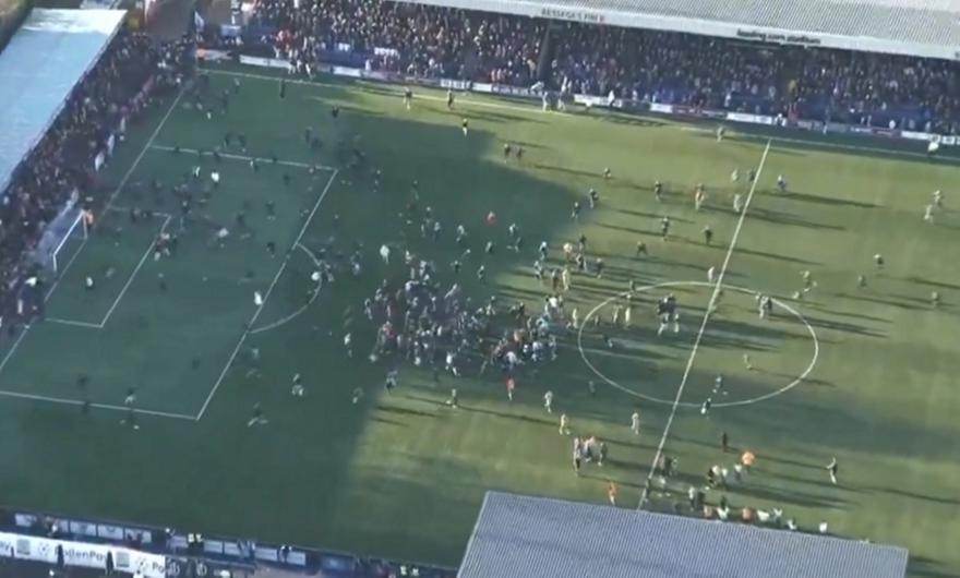 Μαγικές στιγμές στο γήπεδο της Μάκλσφιλντ, δάκρυσε για τον αδερφό του ο Ρούνεϊ