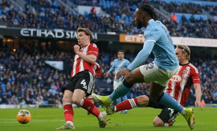 Διαστημική Σίτι με… 10 γκολ και μαγικό ντεμπούτο από Σεμένιο