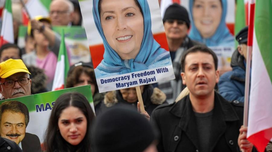 Ποια είναι η Μαριάμ Ρατζαβί που εμφανίζεται ως έτοιμη λύση για την επόμενη μέρα του Ιράν-Tο κίνημά της και η οικονομική στήριξη