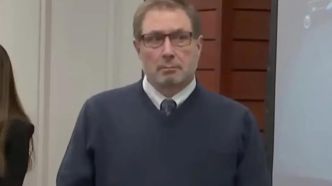 Σκότωσε αδελφό και νύφη και μετά μαχαίρωσε τα ανίψια του αφού ανακάλυψαν ότι έκλεβε χρήματα για την ερωμένη του