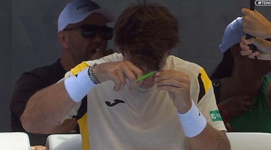 ΒΙΝΤΕΟ: Τενίστας έκοψε τα μαλλιά του εν ώρα αγώνα και έγινε viral