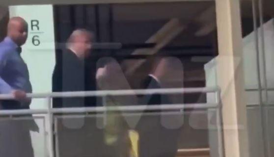 Ο Τραμπ υψώνει το μεσαίο δάχτυλο σε εργάτη μπροστά σε κάμερες-«Κάποιος παλαβός ούρλιαζε χυδαίες ύβρεις και ο Πρόεδρος αντέδρασε»