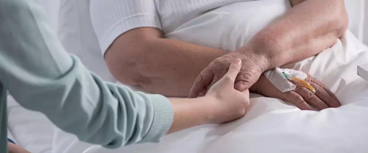 Βγαίνει από τον πάγο μετά από τρεις μήνες το νομοσχέδιο για την ανακουφιστική φροντίδα-Στην τελική ευθεία η συζήτηση στη Βουλή