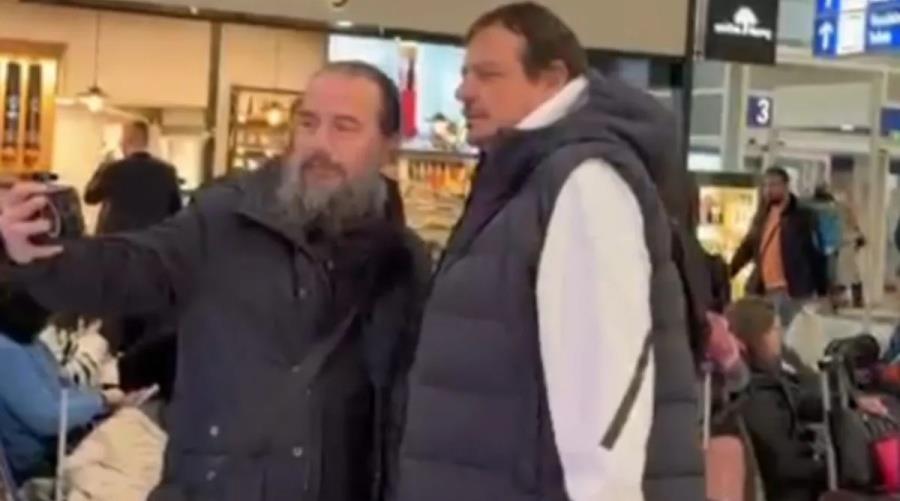 Ιερέας σταμάτησε τον Έργκιν Αταμάν για selfie στο αεροδρόμιο