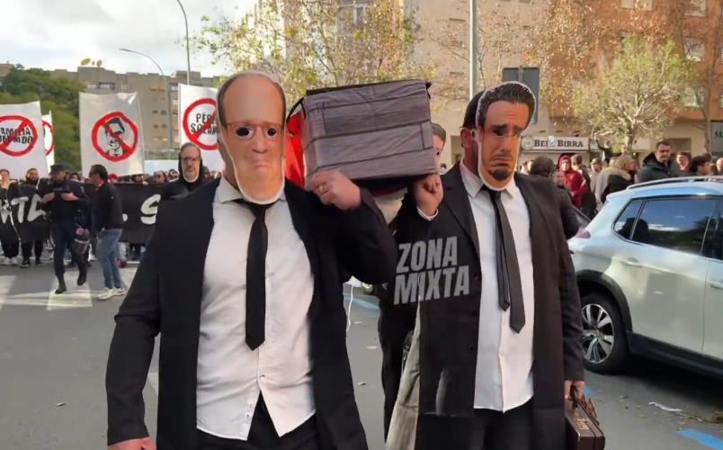 ΒΙΝΤΕΟ: Μασκοφόροι οπαδοί της ομάδας της Ανδαλουσίας διαμαρτυρήθηκαν για την κατρακύλα περιφέροντας ένα φέρετρο