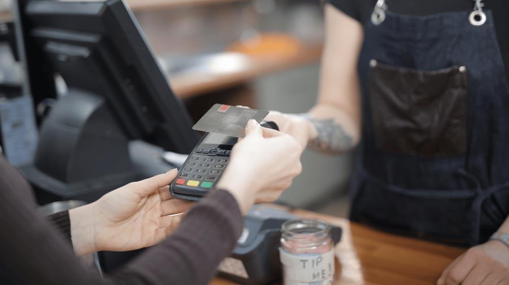 Πέταξαν τα μετρητά και το γύρισαν στις κάρτες οι Κύπριοι - Ο όγκος συναλλαγών και οι δημοφιλέστερες υπηρεσίες