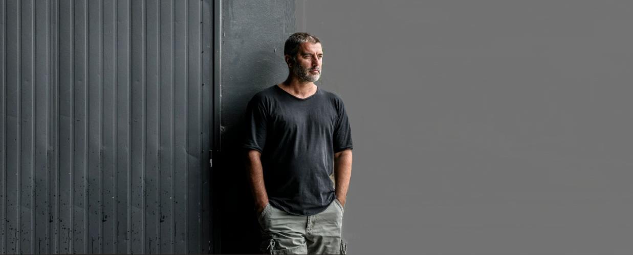 Βασίλης Μπισμπίκης: «Πέρασα ένα κομμάτι σκληρής αλητείας, αδέσποτος στην Αθήνα, ουσίες, δεν τελείωσα το σχολείο»