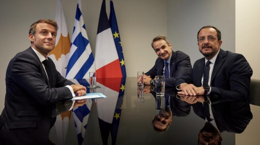 &Sigma;&tau;&eta;&nu; &Kappa;ύ&pi;&rho;&omicron; &tau;&eta; &Delta;&epsilon;&upsilon;&tau;έ&rho;&alpha; &Mu;&alpha;&kappa;&rho;ό&nu; &kappa;&alpha;&iota; &Mu;&eta;&tau;&sigma;&omicron;&tau;ά&kappa;&eta;&sigmaf;-&Sigma;&upsilon;&nu;&alpha;&nu;&tau;&omicron;ύ&nu; &tau;&omicron;&nu; &Pi;&rho;ό&epsilon;&delta;&rho;&omicron; &Chi;&rho;&iota;&sigma;&tau;&omicron;&delta;&omicron;&upsilon;&lambda;ί&delta;&eta; &sigma;&tau;&eta; &Beta;ά&sigma;&eta; &laquo;&Alpha;&nu;&delta;&rho;έ&alpha;&sigmaf; &Pi;&alpha;&pi;&alpha;&nu;&delta;&rho;έ&omicron;&upsilon;&raquo;