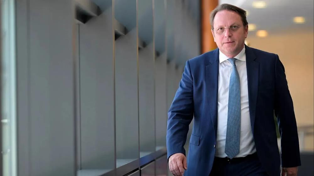 5425345716000845 Oliver Varhelyi