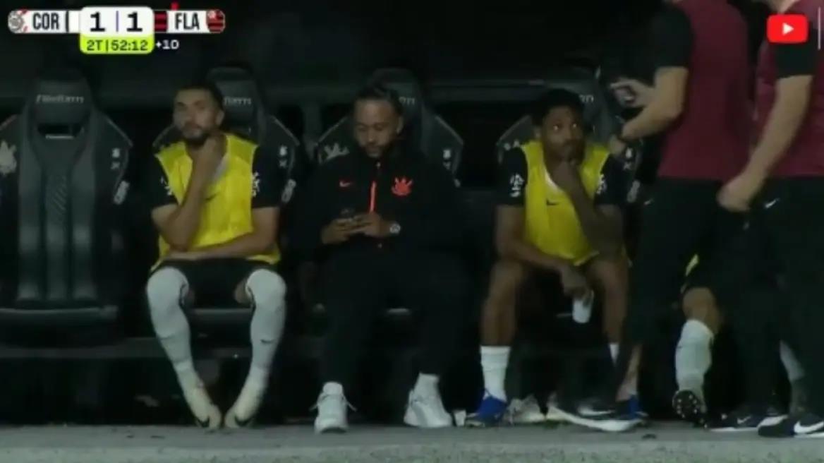 ΒΙΝΤΕΟ: Απίστευτο σκηνικό στη Βραζιλία-Ο Ντεπάι κοίταζε το κινητό του την ώρα του αγώνα της Κορίνθιανς με τη Φλαμένγκο
