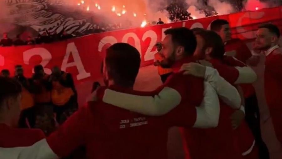 5465019163973063 red star-1200x800