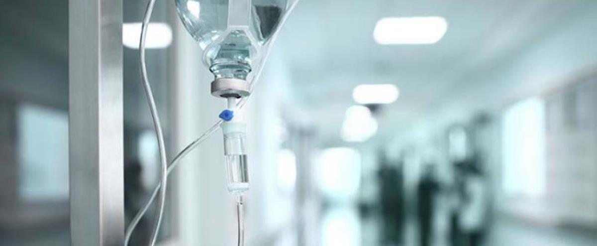 Απομακρύνθηκε από τα καθήκοντα του νοσηλευτής μετά από καταγγελία συγγενών ηλικιωμένης ασθενούς για τη συμπεριφορά του