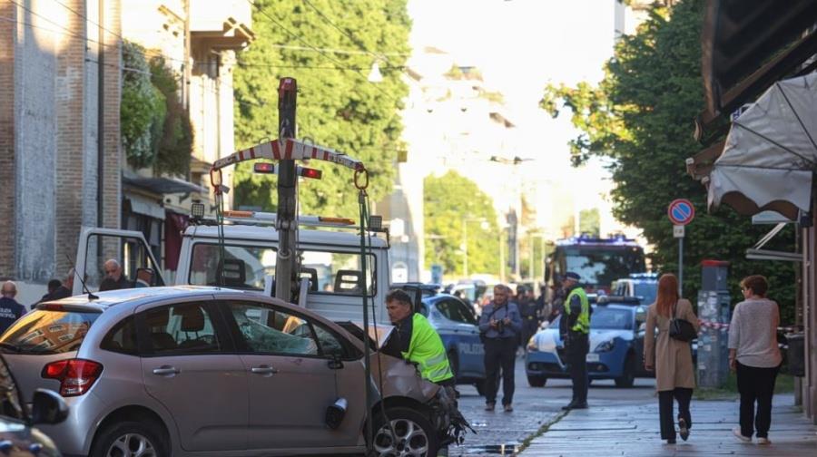 BINTEO: Η στιγμή που αφοπλίζουν τον δράστη που παρέσυρε επτά ανθρώπους στη Modena-Συγκλονίζει αυτόπτης μάρτυρας