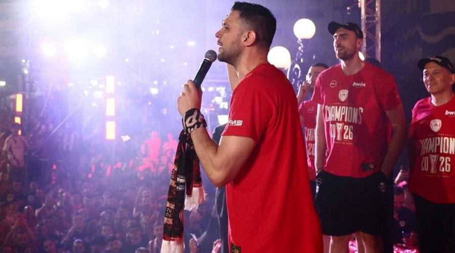 Συγκινητικός και βραχνιασμένος Παπανικολάου-«Ολυμπιακός σημαίνει να έχει πάει 5 η ώρα το πρωί και να είσαι ακόμα εδώ και να φωνάζεις»