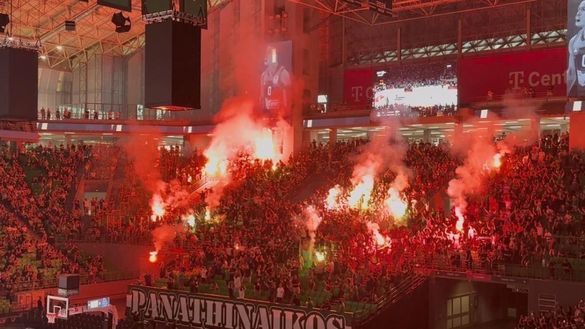 Τρομερή ατμόσφαιρα στο T-Center παρά την απώλεια του τίτλου από τον Παναθηναϊκό-«Εγώ θα σ' αγαπώ και μην σε νοιάζει»