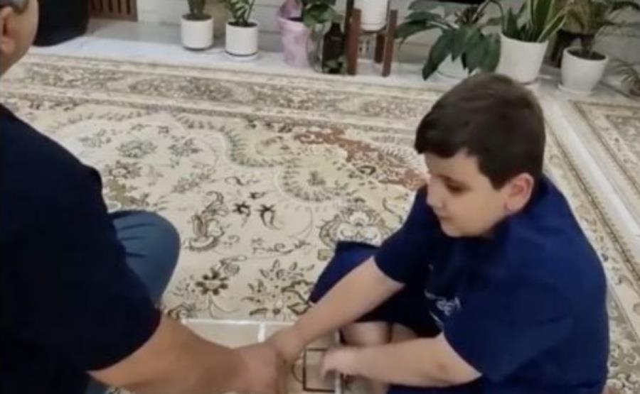 Συγκινητικό βίντεο-Πατέρας βοηθά τον τυφλό γιο του να παρακολουθήσει αγώνα του Μουντιάλ