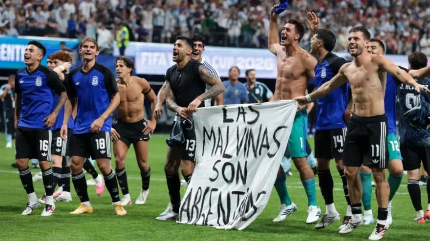 Οι παίκτες της Αργεντινής σήκωσαν πανό για τα νησιά Φόκλαντ μετά την πρόκριση στον τελικό, κίνδυνος για βαριά καμπάνα από τη FIFA
