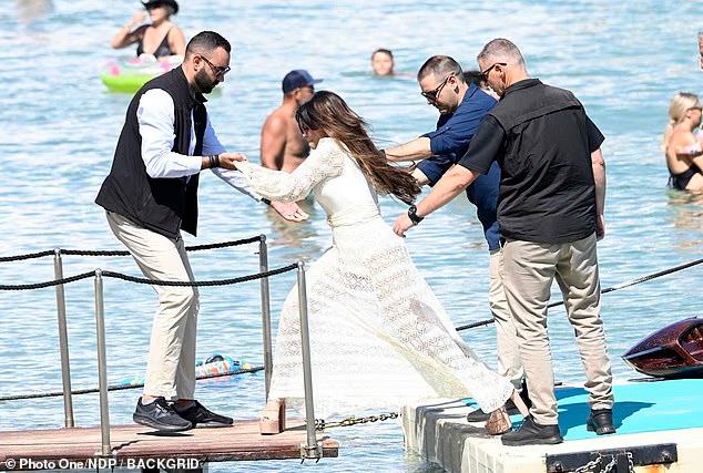 Η Kimberly Guilfoyle παραλίγο να πέσει στη θάλασσα με τα ψηλοτάκουνα στη  Μύκονο - Viral και στο εξωτερικό