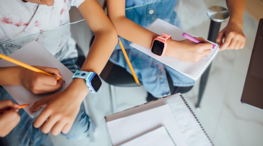 &Mu;&epsilon;&tau;ά &tau;&alpha; &kappa;&iota;&nu;&eta;&tau;ά, &alpha;&pi;&alpha;&gamma;&omicron;&rho;&epsilon;ύ&omicron;&nu;&tau;&alpha;&iota; &kappa;&alpha;&iota; &tau;&alpha; smartwatches &sigma;&tau;&alpha; &sigma;&chi;&omicron;&lambda;&epsilon;ί&alpha;-&Omicron;&iota; &omicron;&delta;&eta;&gamma;ί&epsilon;&sigmaf; &tau;&omicron;&upsilon; &Upsilon;&pi;&omicron;&upsilon;&rho;&gamma;&epsilon;ί&omicron;&upsilon; &Pi;&alpha;&iota;&delta;&epsilon;ί&alpha;&sigmaf; &pi;&rho;&omicron;&sigmaf; &tau;&omicron;&upsilon;&sigmaf; &mu;&alpha;&theta;&eta;&tau;έ&sigmaf; &kappa;&alpha;&iota; &tau;&omicron;&upsilon;&sigmaf; &epsilon;&kappa;&pi;&alpha;&iota;&delta;